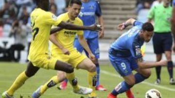 GRA035 . MADRID, 12/04/2015.-Los jugadores del Villarreal Eriz Bailli,iz., y Antonio Rukabina,c, persiguen a &Aacute;lvaro,d, del Getafe, durante el partido correspondiente a la trig&eacute;sima primera jornada de la liga BBVA que el Getafe y el Villarreal disputan en el Coliseum Alfonso P&eacute;rez. EFE/Chema Moya