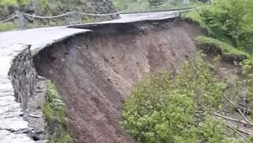 Imagen de la carretera del Col d&#039;Aubisque entre Gourette y Eaux-Bonne con desprendimientos.