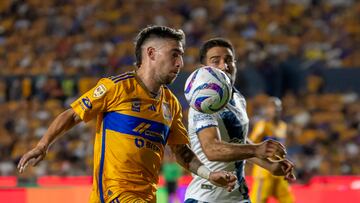 AME415. MONTERREY (MÉXICO), 01/07/2023.- Fernando Gorriaran (i) de Tigres disputa el balón con Pablo Gonzalez (d) de Puebla hoy, durante un partido correspondiente a la jornada 1 del Torneo apertura 2023 celebrado en el estadio Universitario de la ciudad de Monterrey (México). EFE/Miguel Sierra