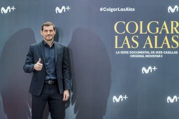 Iker Casillas posa en el photocall de la serie documental 'Colgar las alas'.