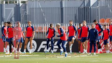 El Atlético, en la sesión de esta mañana en el Cerro. Simeone duda entre Lino y Saúl.