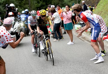 Jonas Vingegaard precede a Tadej Pogacar durante la segunda etapa en los Pirineos del Tour. Un duelo épico.