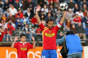 José Luis Sierra cerró su carrera en Unión Española el 2009, club con el que fue campeón como jugador y como técnico. En la imagen con su hijo del mismo nombre, que hoy es delantero del plantel de Unión.