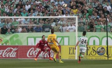 1-0. Rubén Castro anotó el primer tanto.