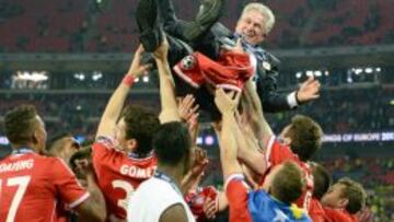El entrenador del Bayern Jupp Heynckes es manteado por los jugadores tras ganar la Champions.