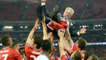 El entrenador del Bayern Jupp Heynckes es manteado por los jugadores tras ganar la Champions.