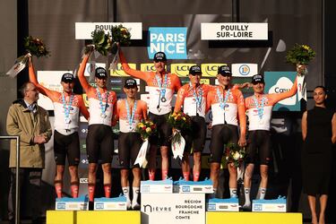 Juan Ayuso se viste de amarillo en una crono ganada por el Ineos