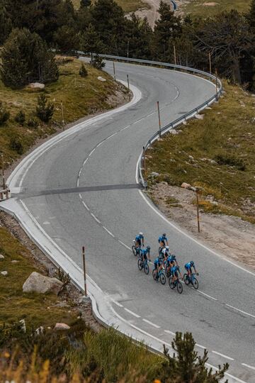 Los corredores del Movistar Team masculino y femenino se han concentrado en los Pirineos y Navarra para preparar la vuelta de la competición tras el parón provocado por la pandemia. 