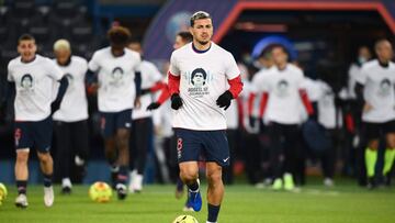 Paris Saint-Germain&#039;s Argentine midfielder Leandro Paredes wears a tee shirt reading &quot;Bye number 10 ! Rest in peace&quot; with a portrait of Diego Maradona to pay homage to the late Argentinian football legend as he warms up ahead of the French 