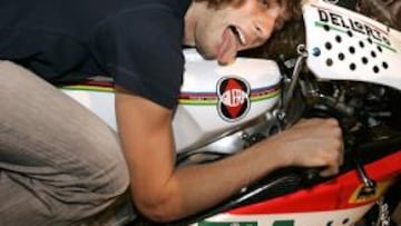 El piloto italiano Marco Simoncelli (Gilera), actual campeón del mundo de 250 c.c., correrá la próxima temporada en MotoGP en el equipo Honda-Gresini.