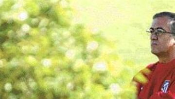 <b>NO PIERDE DETALLE</b>. Gregorio Manzano no pierde detalle en ninguna sesión preparatoria. Si es el preparador físico, Óscar Ortega, el que toma las riendas, Manzano observa detenidamente el trabajo de sus jugadores.