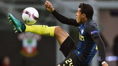 Inter Milan&#039;s Colombian defenderJeison Murillo controls the ball during the Europa League football match between Inter Milan and Southampton  on October 20, 2016 at the San Siro Stadium in Milan.  / AFP PHOTO / GIUSEPPE CACACE