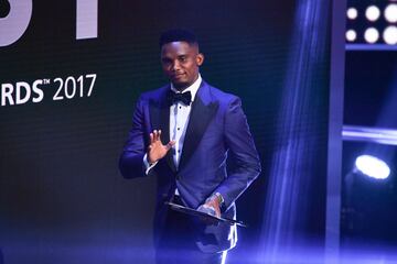 Samuel Eto?o ha sido el encargado de entregar el premio a la mejor afici¨®n.