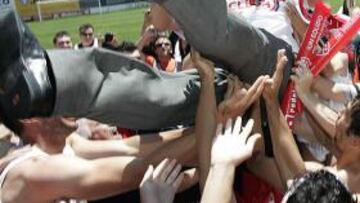 <b>ÉXITO. </b>Sandoval fue manteado en el césped de Vallecas tras vencer al Xerez y certificar el ascenso.
