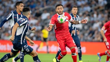 AME5690. MONTERREY (MÉXICO), 07/05/2025.- Alexis Vega de Toluca controla el balón este miércoles, durante el partido de ida de cuartos de final del Torneo Clausura 2025 de la Liga MX entre Monterrey y Toluca, en el Estadio BBVA de Monterrey (México). EFE/Miguel Sierra