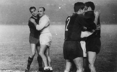 Alfredo di Stéfano fue el mejor futbolista de la década de los 50, siendo el jugador referencia del Real Madrid que ganó las 5 primeras ediciones de la Copa de Europa. Suárez y Di Stéfano se enfrentaron en varios Clásicos, destacando dos enfrenamientos en Copa de Europa, la primera con victoria madridista en las semifinales de 1960, edición que acabaría ganando el conjunto madrileño, y la segunda, un año después, en 1961, con victoria catalana en los octavos de final, lo que significó la primera eliminación del Real Madrid en Copa de Europa. Cuando el gallego se marcha al Inter de Milán Suárez gana la Copa de Europa de 1964 ganando en la final al conjunto madridista en Viena, en el que a la postre sería el último partido de Di Stéfano con la camiseta del Real Madrid.
A pesar de la rivalidad mantuvieron buena relación por el respeto que se profesaban, de hecho fue Di Stéfano quien le dio el apodo más conocido de Luis Suárez, el Arquitecto de oro. Le llamó así porque destacaba la capacidad de creación de jugadas ofensivas y de repliegues defensivos que construía el futbolista gallego.