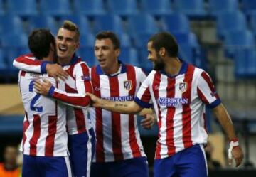 Antoine Griezmann celebrando su gol, el tercero para el Atlético con sus compañeros