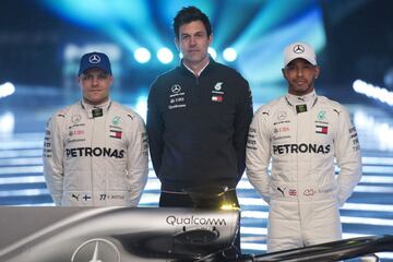 Toto Wolff, director ejecutivo de Mercedes F1, con los pilotos Lewis Hamilton y Valtteri Bottas