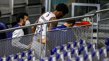 Trey Thompkins, jugador del Real Madrid se retira lesionado, durante el partido de la Liga Endesa ante el Hereda San Pablo Burgos.