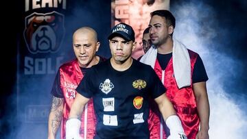 El boxeador argentino Ismael Flores con su entrenador Ángel Hugo 'Tren' Ramírez.