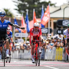 Impey, nuevo líder en el Down Under tras el triunfo de Nizzolo