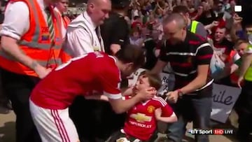 El emotivo gesto de Juan Mata con un niño con discapacidad