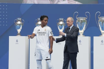 Endrick con el presidente Florentino Pérez durante el acto de presentación. 
