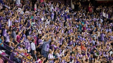 GRAF2157. VALLADOLID, 02/06/2018.- La afici&oacute;n del Valladolid durante el &uacute;ltimo partido de Liga en Segunda Divisi&oacute;n que Valladolid y Osasuna disputan esta noche en el estadio Jos&eacute; Zorrilla. EFE/R. GARCIA