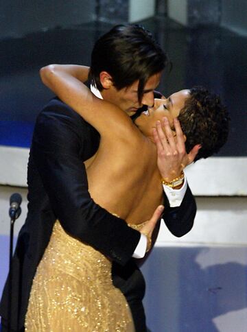 Halle Berry era la encargada de entregar el premio a Mejor actor ya que fue la ganadora el a?o anterior. Cuando un exultante Adrien Brody subi al escenario a recoger la estatuilla por su interpretacin en 'El Pianista', no tuvo otra ocurrencia que cogerla por la cintura y plantarle un apasionado beso en la boca que pill a la actriz completamente por sorpresa. En su momento fue un gesto aplaudido por su espontaneidad, pero, afortunadamente, hemos aprendido con los a?os que el consentimiento tambin debe existir en los Oscar.