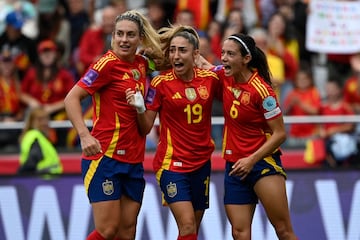 Aitana Bonmati celebra un gol con Olga Carmona y Alexia Putellas.