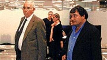 <b>LLEGÓ ANOCHE</B>. Luis Aragonés llegó a ayer por la noche a Palma con Jesús Paredes.