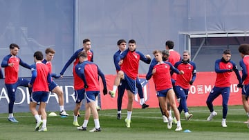 Llorente y Morata, en el centro del círculo que ayer por la mañana formaban los jugadores del Atlético en la última sesión de los rojiblancos antes de enfrentarse al Almería.