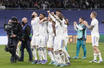 Los jugadores del Real Madrid celebran el triunfo tras finalizar el partido.