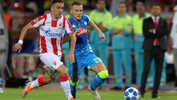 KOC04. BELGRADO (SERBIA), 18(09/2018.- Branko Jovicic (i) del Estrella Roja disputa un balón con Piotr Zielinski (d) del Nápoles hoy, martes 18 de septiembre de 2018, en un partido del grupo C de la Liga de Campeones entre el Estrella Roja d