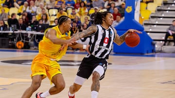 LAS PALMAS DE GRAN CANARIA, 29/01/2025.- El jugador del Dreamland Gran Canaria Mehdy Ngouama (i) y el del Betsikas Fibabanka Istanbul Kyle Allman (d) durante el partido correspondiente a la jornada 17 de la Eurocopa que ambos equipos disputaron este miércoles en el Gran Canaria Arena, en Las Palmas de Gran Canaria. EFE/ Elvira Urquijo A.