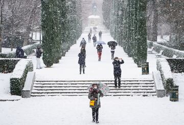 Durante todo el día ha caído una intensa nevada en Madrid que ha dejado estampas muy poco habituales en esta ciudad.