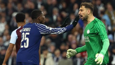 Nuno Mendes celebra con Gianluigi Donnarumma.