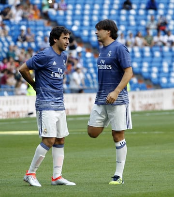 Raúl conversa con Morientes. 
 