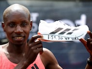 Athletics - London Marathon - London, Britain - April 26, 2026 Kenya's Sabastian Sawe celebrates with a shoe after winning the men's elite race and setting a new world record with a time of 01:59:30 REUTERS/Matthew Childs TPX IMAGES OF THE DAY