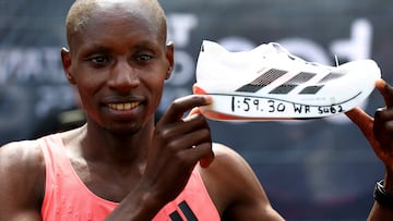 Sabastian Sawe muestra sus Adidas, ya rotuladas con su plusmarca mundial.