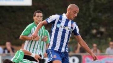 <b>DEBUT ANOTADOR. </b>Sergio Tejera, ayer, zafándose de un jugador del Peralada. El barcelonés inauguró su casillero perico con un zurdazo.