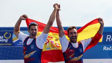 Racice (Czech Republic), 25/09/2022.- Silver medailists Spain's Aleix Garcia Pujolar and Rodrigo Conde Romero celebrate during the medal ceremony for the Men's Double Sculls Final during the Rowing World Championships in Racice, Czech Republic, 25 September 2022. (República Checa, España, Roma) EFE/EPA/MARTIN DIVISEK
