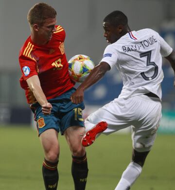 Los jugadores españoles pidieron penalti en esta jugada entre Dani Olmo y Ballo-Touré.