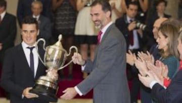 Felipe VI entrega a G&oacute;mez Noya el premio de mejor deportista de 2013.