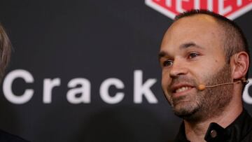 GRA555. BARCELONA, 16/03/2017.- El jugador del FC Barcelona Andres Iniesta, durante su participación, esta tarde en Barcelona, en un acto publicitario, el lanzamiento del nuevo reloj "Tag Heuer Connected modular 45.as". EFE/Alejandro García