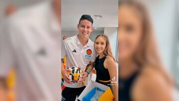 Se trata de Mona_arts, una artista y diseñadora que se especializa en pintar a deportistas. Ha creado balones únicos para figuras como Richard Ríos y Daniel Muñoz.