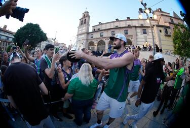 El Unicaja de Málaga celebra su segundo título de la BCL (Basketball Champions League) en La Parroquia, Basílica y Real Santuario de Santa María de la Victoria y de la Merced.