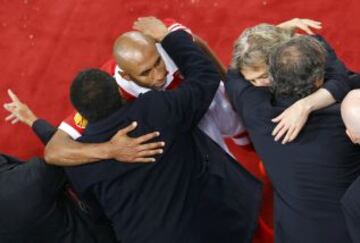 Luisao y Jorge Jesús son consolados por Eusebio y Platini tras perder el partido.