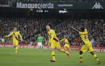 2-3. Clement Lenglet celebró el tercer gol.