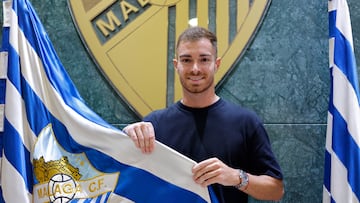 Juan Hernández con la bandera del Málaga.